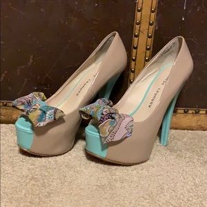 Chinese Laundry tan and teal heels size 7